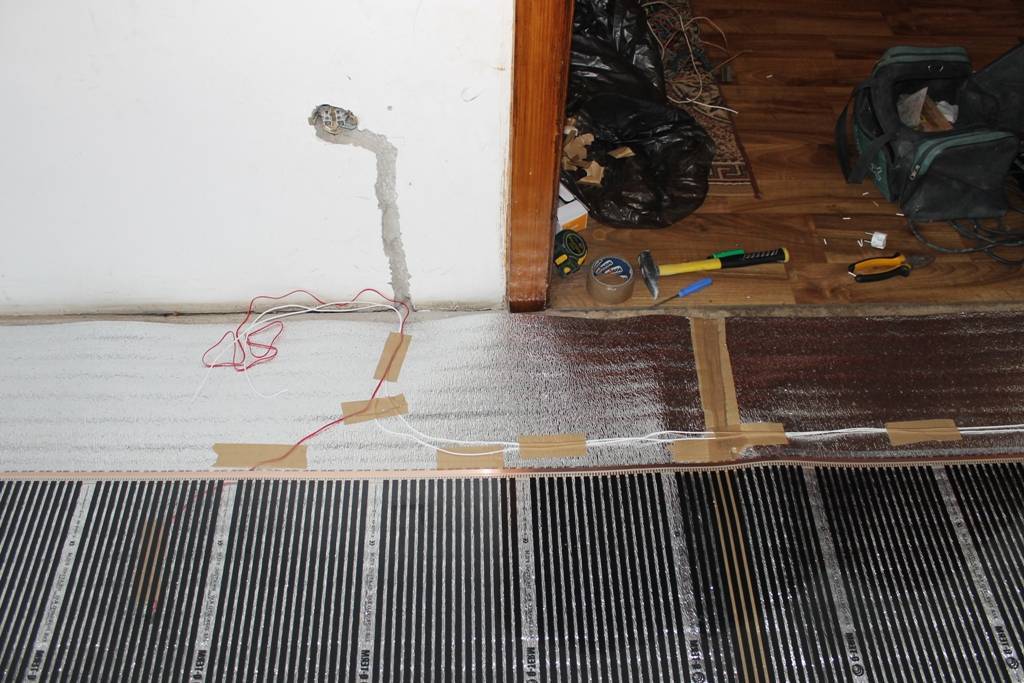 Укладка теплого пола под линолеум: как сделать без стяжки, на деревянный пол в доме, как класть инфракрасный пленочный пол, устройство электро пола