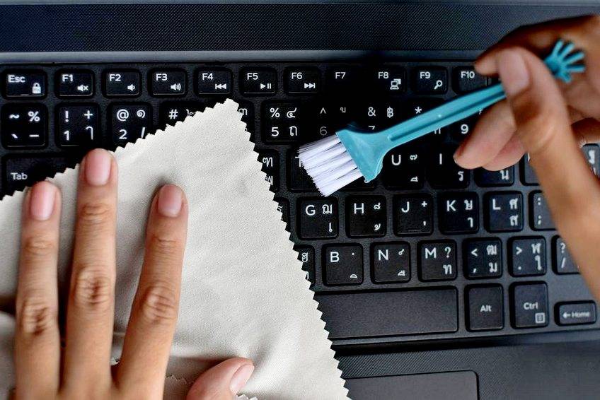 Как и чем чистить экран ноутбука, мышку и клавиатуру  - zewa