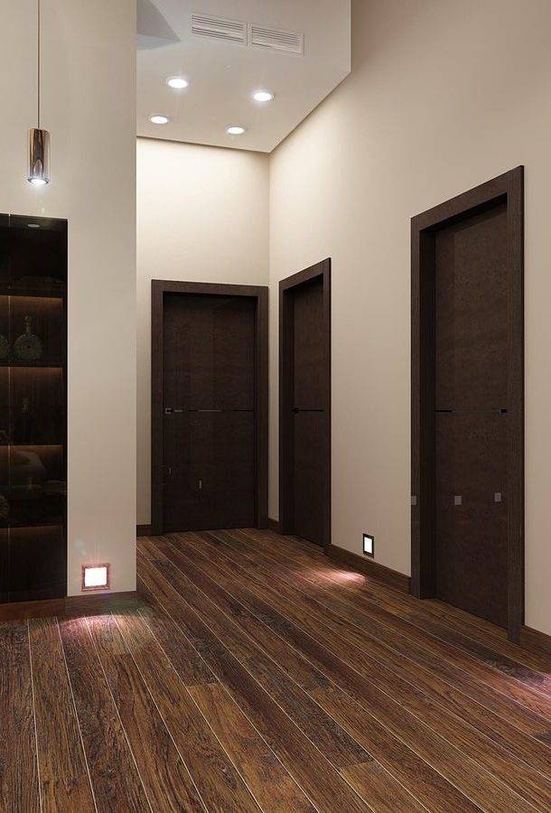 Светлый ламинат в интерьере квартиры - фото: в сочетании с дверями и обоями