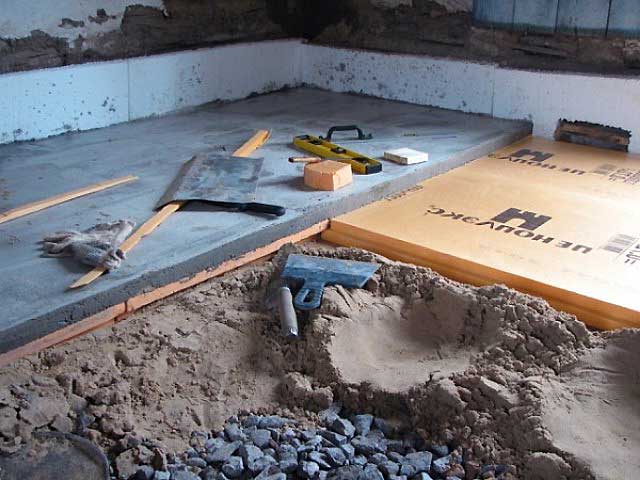 Как утеплить бетонный пол в частном доме своими руками: выбор материала