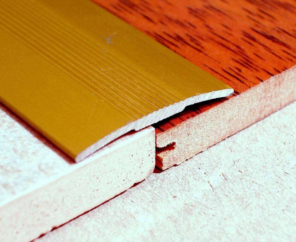 Стыковочный профиль для плитки и ламината металлический и гибкий: правила монтажа пошагово + фото
