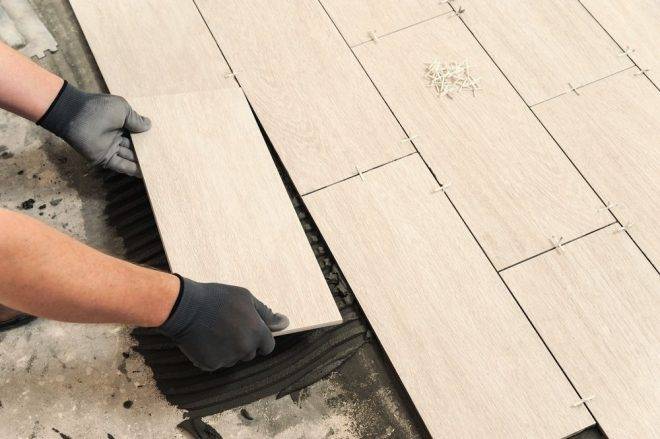 Как положить плитку на деревянный пол: технология, стоит ли?