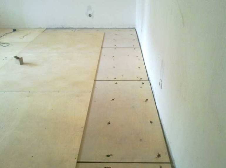 Клей для фанеры на бетонный пол, укладка и крепление к черновому