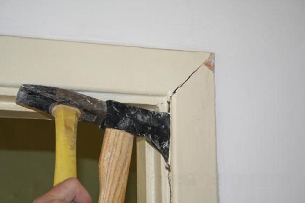 Демонтаж старого и установка нового деревянного дверного порога