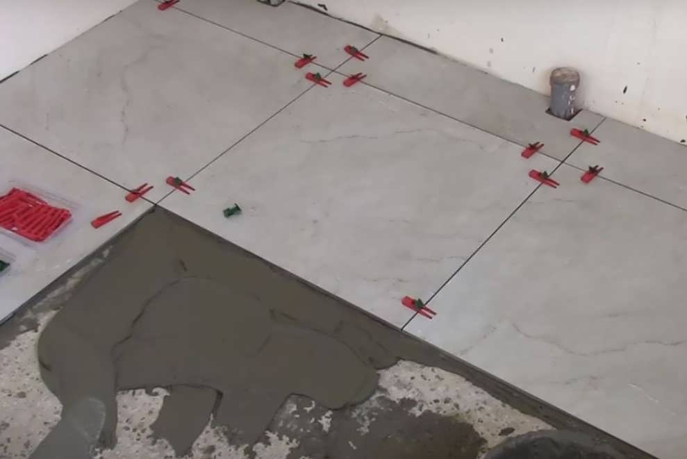 Сколько сохнет плитка после укладки на полу чтоб по ней можно было ходить - все о строительстве