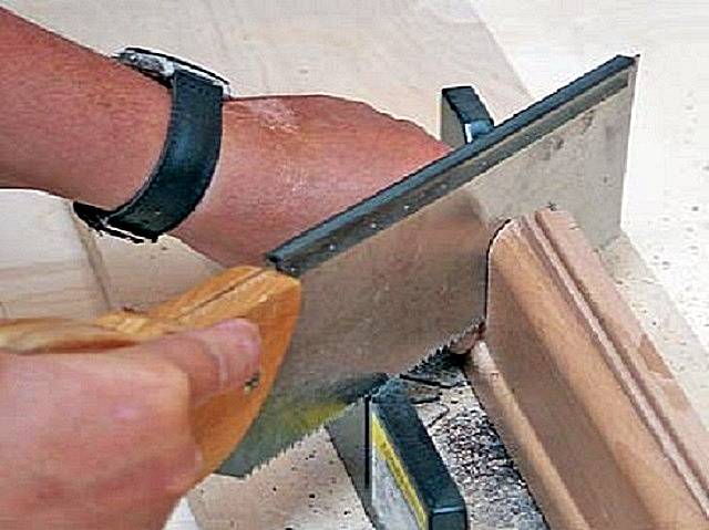 Как зарезать углы: режем потолочный и напольный плинтус правильно — викистрой