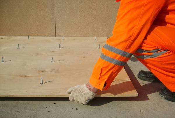 Каким клеем приклеить линолеум к бетонному полу: выбор и применение состава