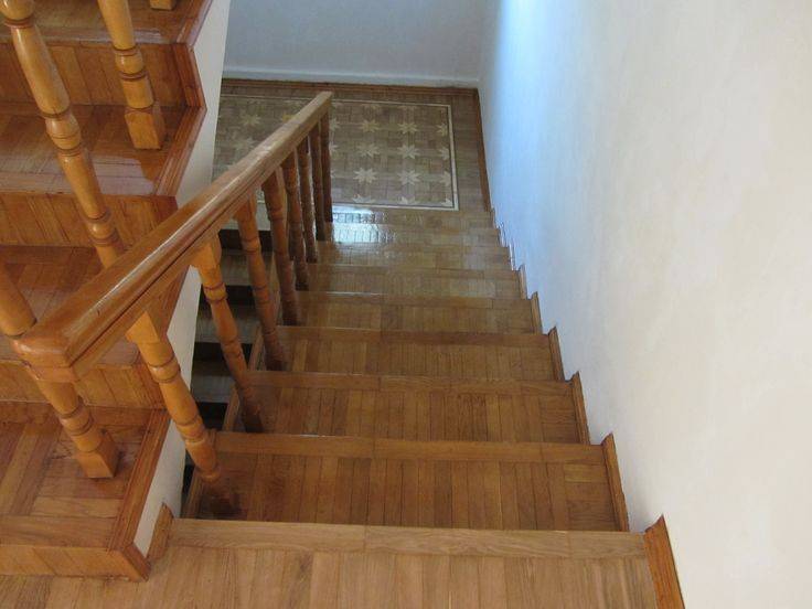 Чем лучше покрыть ступени деревянной лестницы в доме или на даче?
