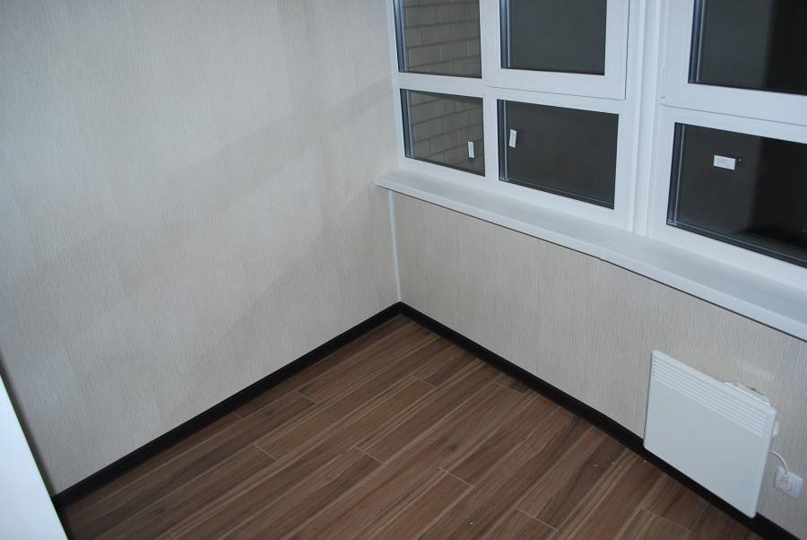 Широкий напольный плинтус как важный элемент интерьера