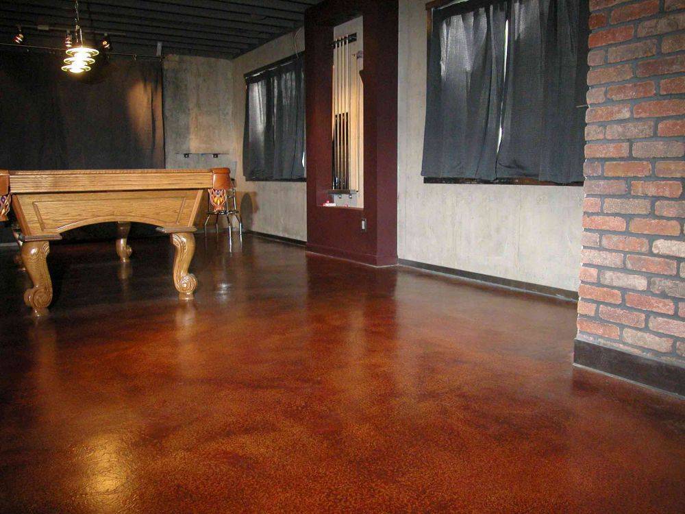 Как дешево и красиво покрасить бетонный пол в гараже, на балконе или в доме своими руками?