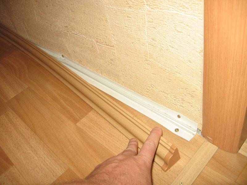 Как выбрать и правильно установить деревянный плинтус из массива