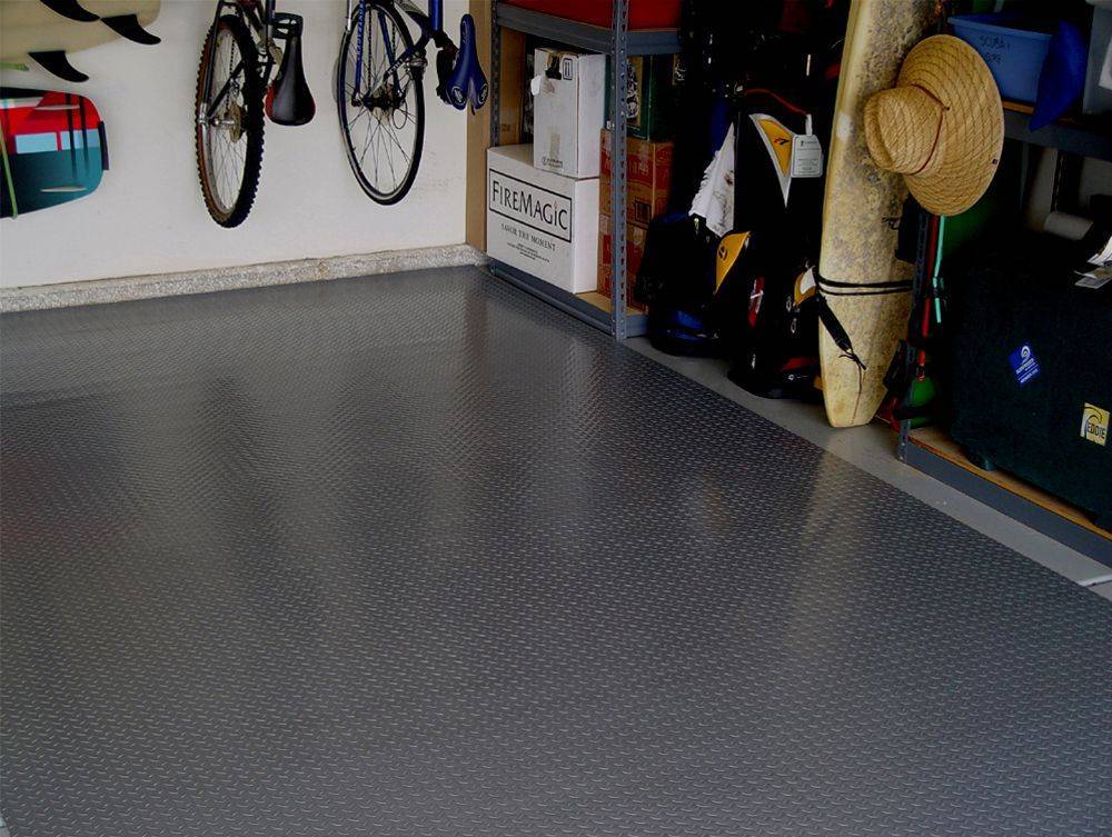 Чем покрыть бетонный пол в гараже: требования к материалу