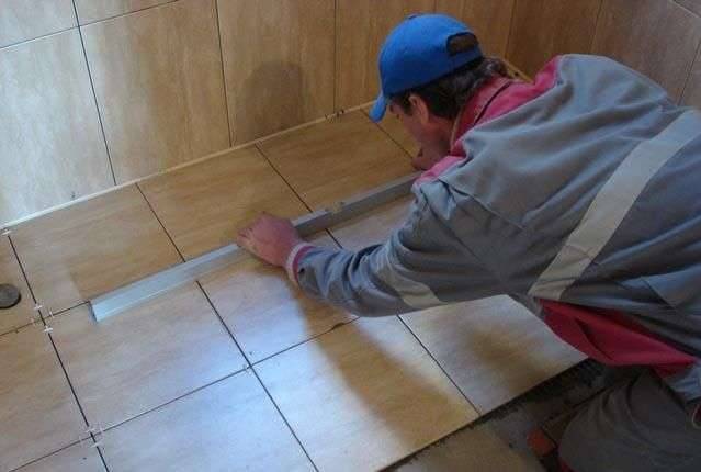 Как правильно положить плитку на деревянный пол
