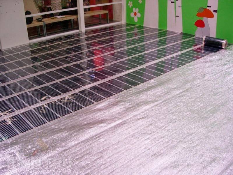 Можно ли постелить теплый электрический пол на линолеум под ламинат?