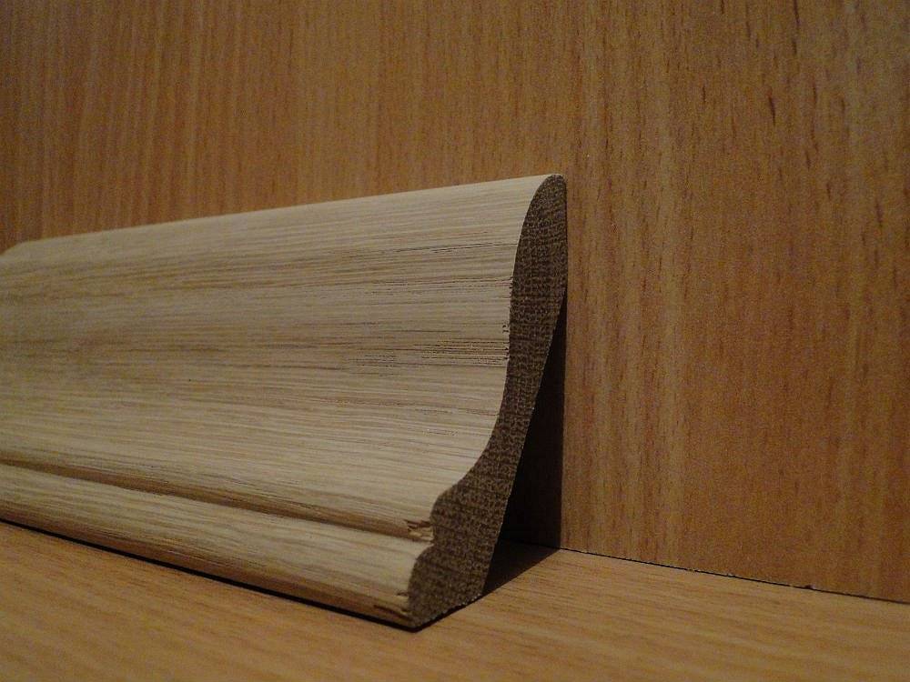 Монтаж деревянного плинтуса своими руками - несколько вариантов с пошаговой инструкцией