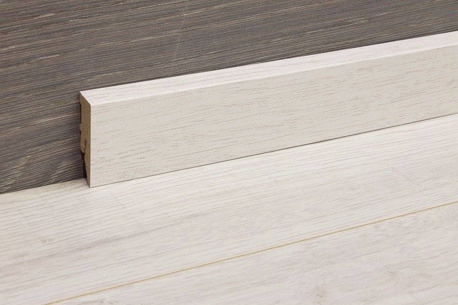 Плинтус для пола: деревянный или пластиковый? Установка своими руками