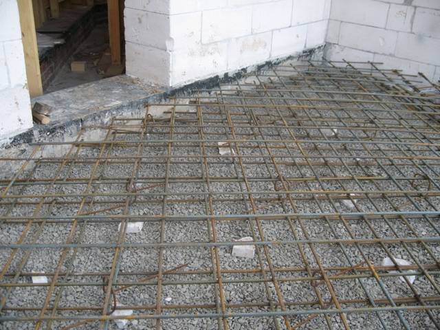 Армирование бетонной стяжки пластиковой сеткой