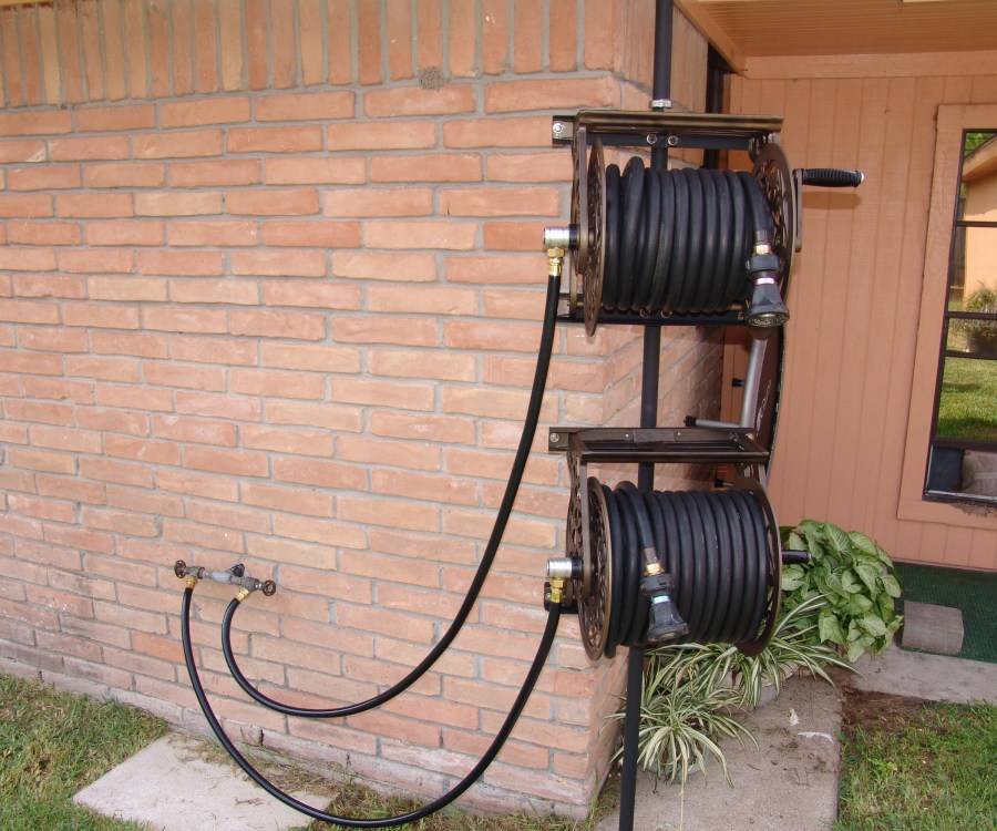 Как хранить шланги для полива: 15 практичных идей