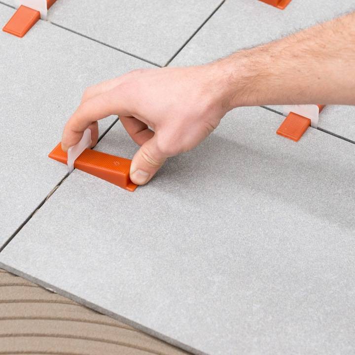 Как правильно укладывать плитку на пол?
