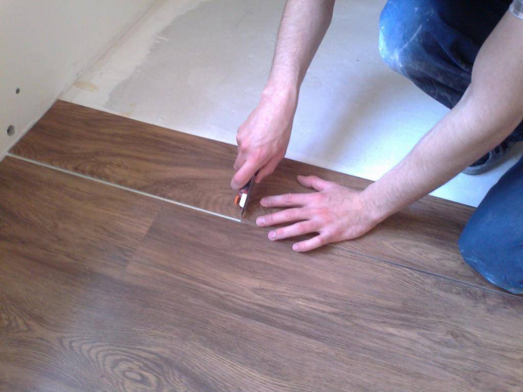 Как уложить плитку на пол при наличии перепадов по высоте