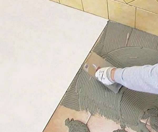 Ремонт в санузле: сколько сохнет плитка на полу, когда можно ходить