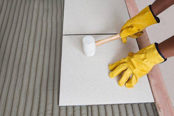 Как укладывается плитка на деревянный пол в ванной – подготовка и монтаж