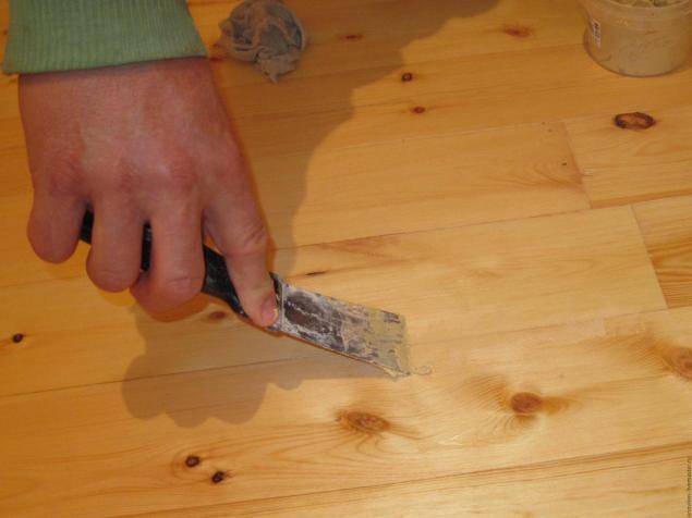 Заделка щелей в деревянном полу: чем замазать трещины между досками, заделка швов герметиком, чем можно зашпаклевать, шпаклевка, как убрать, фото и видео