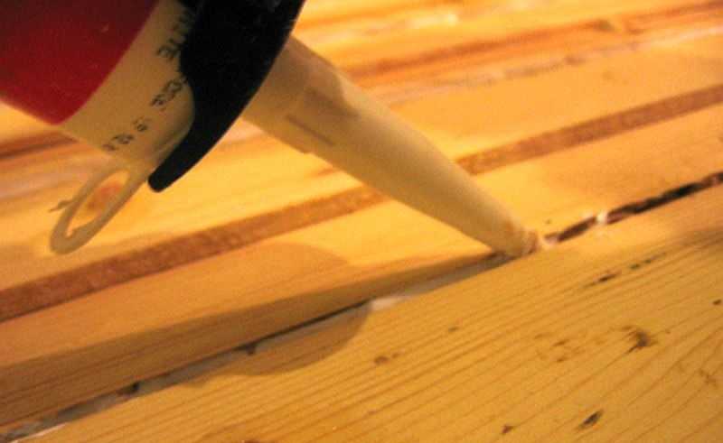 Чем лучше заделать щели в деревянном полу и около стен