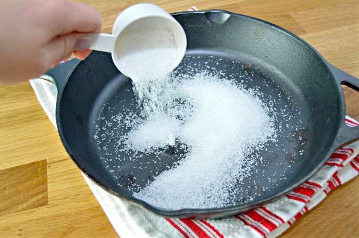 Как очистить чугунную сковородку от черного нагара в домашних условиях, как убрать народными средствами, удалить специальными препаратами?