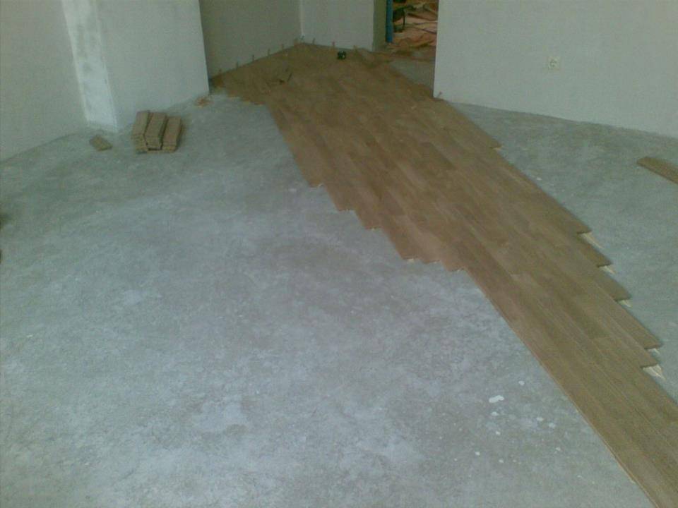 Укладка паркетной доски на бетонный пол: как стелить - способы