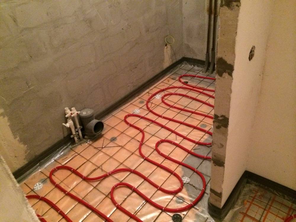 Теплый пол в ванной под плитку: монтаж электрической и водяной системы своими руками