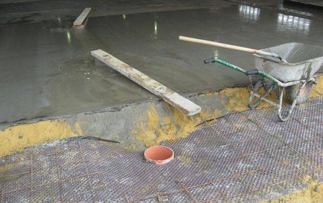 Чем покрыть бетонный пол в гараже, чтобы не пылил — эффективные средства