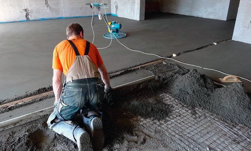 Выравнивание бетонного пола в квартире своими руками: способы. +Видео