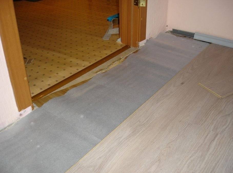 Как стелить ламинат на деревянный пол: рабочий процесс в несколько этапов