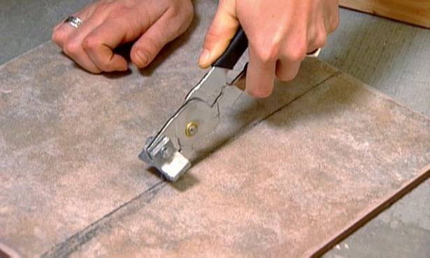 Как резать плитку стеклорезом. как самостоятельно и аккуратно резать плитку стеклорезом - все о строительстве