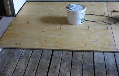 Как выровнять пол под линолеум: работа с деревянным и бетонным основаниями
