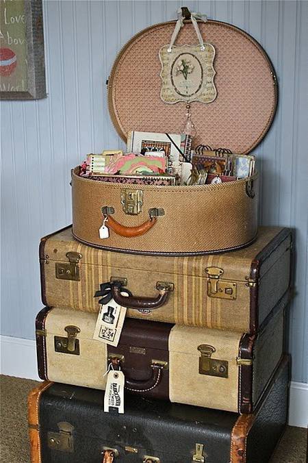 Декупаж старого чемодана, описание основных этапов работы