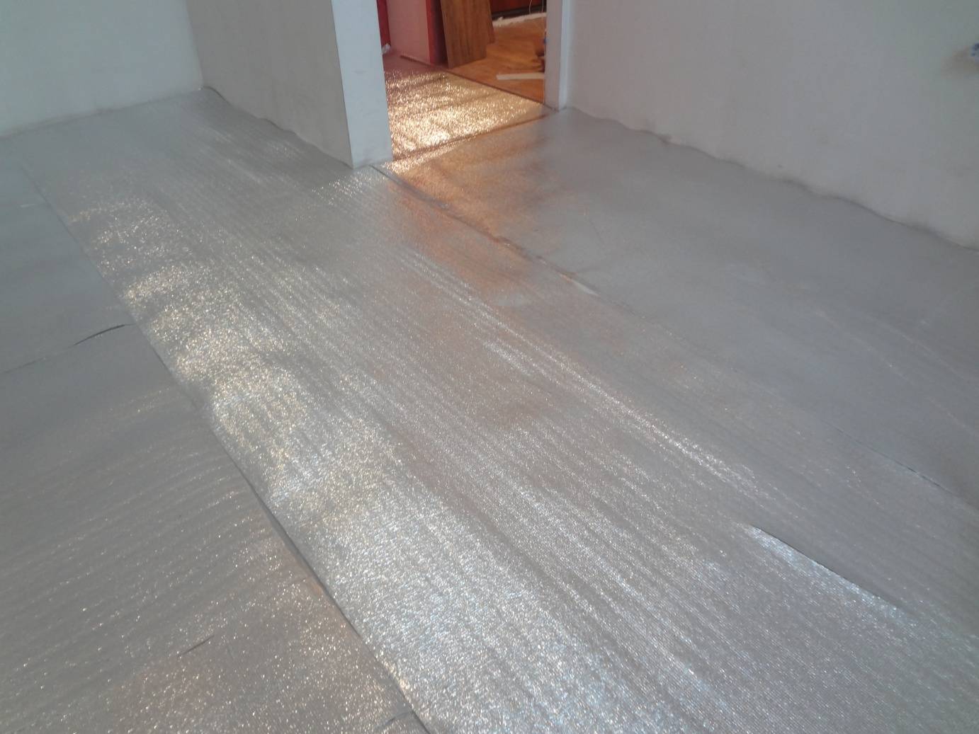 Пленка под ламинат - виды, функции и инструкция по укладке!