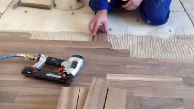 Как убрать скрип деревянного пола в квартире