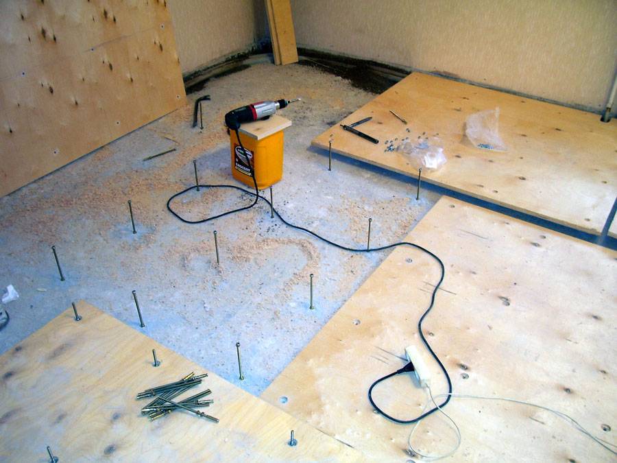 Как выровнять деревянный и бетонный пол под ламинат: способы и варианты