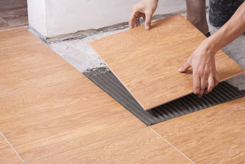 Работа с керамической плиткой: сколько сохнет плиточный клей на полу в ванной комнате и туалете