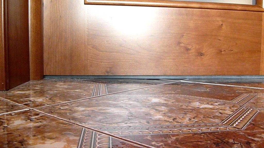 Демонтаж старого и установка нового деревянного дверного порога