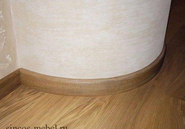 Как согнуть потолочный плинтус из пенопласта видео: гибкий багет для потолка по кругу