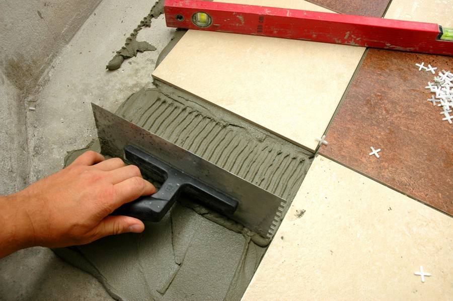 Выбираем клей для плитки и определяем его расход