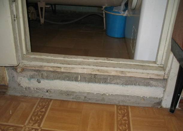 Как демонтировать старый деревянный дверной порог и установить новый