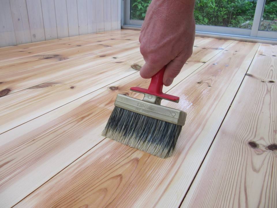 Чем покрыть деревянный пол в доме — выбираем лучший вариант