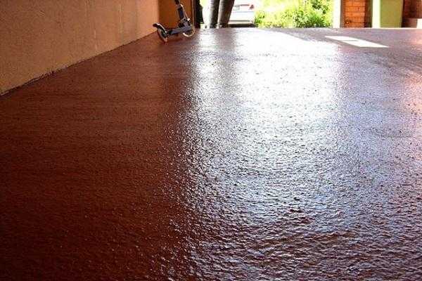 Чем покрасить пол по бетону: износостойкие акриловые и эпоксидные краски