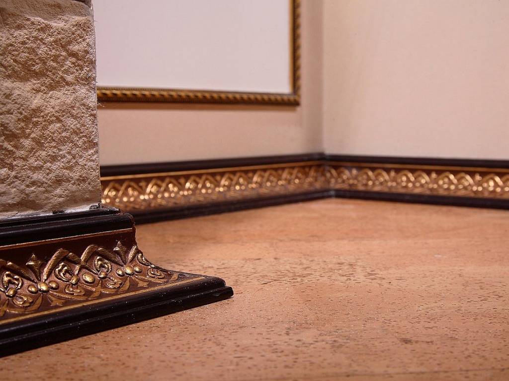 Плинтус для пола: деревянный или пластиковый? Установка своими руками