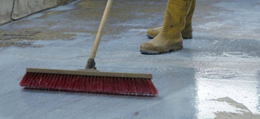 Выставление маяков для стяжки пола