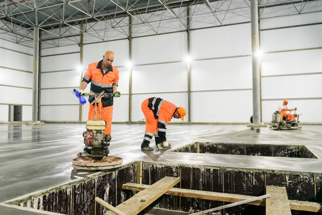 Полы для склада: виды и основные требования